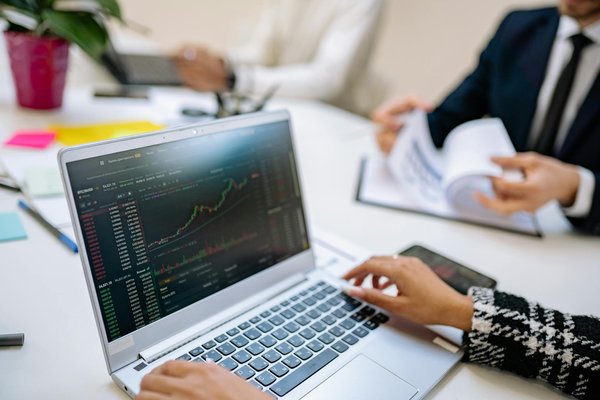 Les meilleurs courtiers en ligne : guide pour bien choisir